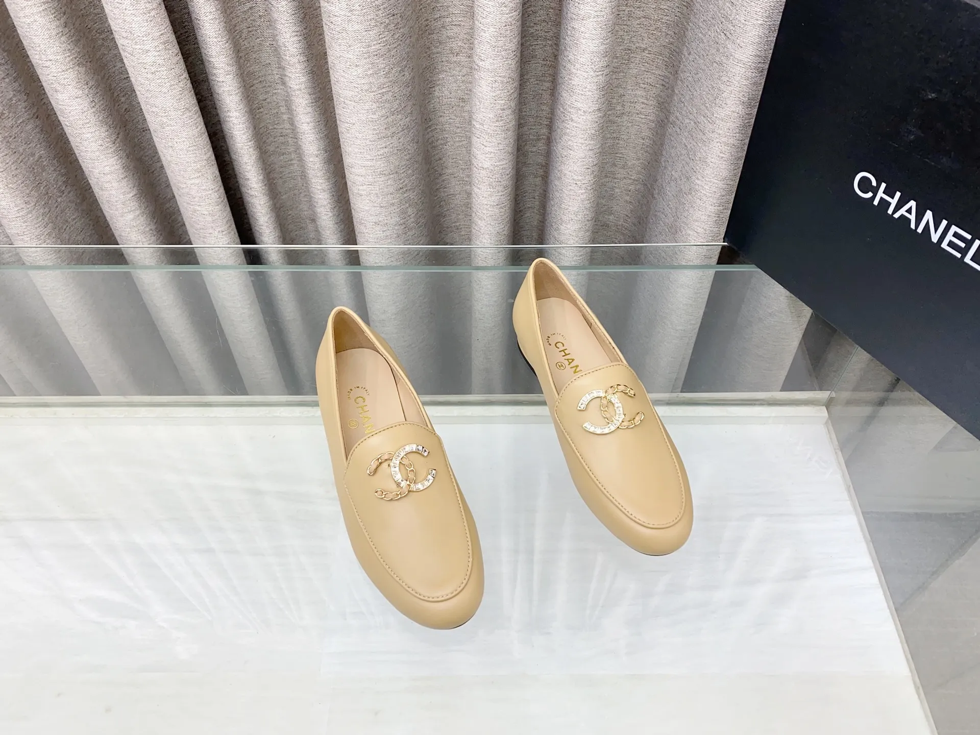 👟👟Ex-factory price 620👟👟 25Fw new spring and summer Chanel small perfume diamond double C half slippers/Loaf single shoes. Versatile style that you don’t get tired of. Super classic style. Casual with exquisiteness and stable temperament. This spring and summer is a beautiful bonus treasure! Upper: Lambskin Lining: Lambskin lining High heels: Flat soles: Italian genuine leather outsole Size: 35-39 (40 and 41 customizations are not returnable)